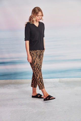   The Acrobat Zion pant showcases Verge's exclusive stretch cotton Acrobat fabric to provide wearers with the utmost comfort and freedom of movement. The elasticated waistband ensures a snug fit, while the 7/8th length and fixed cuff make for an eye-catching silhouette. With front pockets for storage and a bold Acrobat Zion print, these pants make the perfect statement.      65% Cotton 30% Nylon 5% Elastane     7/8th length     Fixed cuff     Verge Style 8953LW